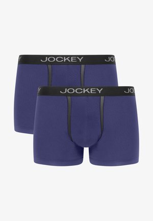 Zestaw dwóch męskich bokserków w purpurowym materiale, z czarnym elastycznym paskiem w talii z logo "JOCKEY" oraz kontrastowymi przeszyciami z przodu.