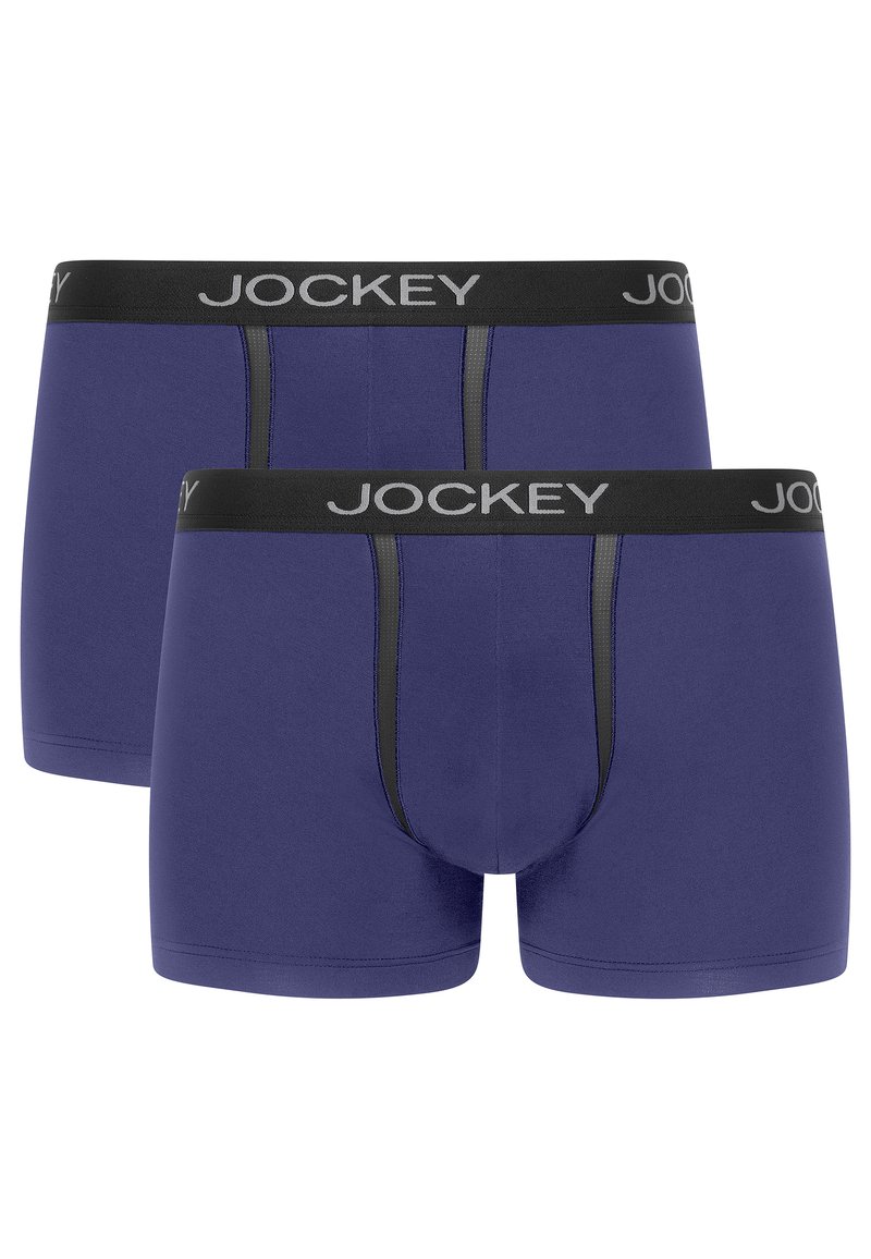 Paket med två herrboxershorts i lila tyg, med en svart elastisk midjeband med "JOCKEY"-logga och kontrasterande sömmar fram.