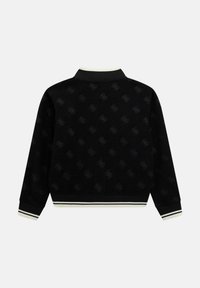 Pull noir avec un motif texturé de logos, col et poignets côtelés, et accents rayés au niveau de l'ourlet. Vue de dos affichée.