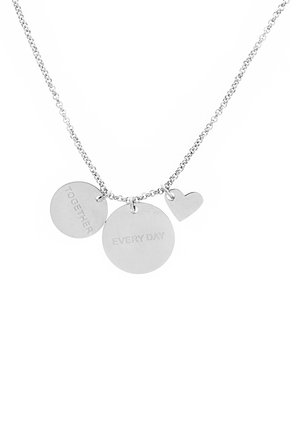 Collier chaîne en argent avec trois breloques : deux disques ronds gravés avec "TOGETHER" et "EVERY DAY" et un petit cœur.