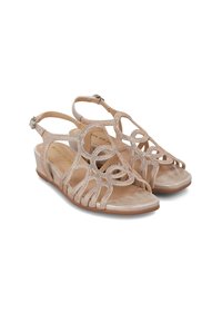 Sandalias beige con diseño calado y acentos metálicos, que presentan un tacón bajo tipo cuña y una correa ajustable en el tobillo para un mejor ajuste.