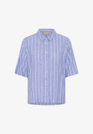Jasnoniebieska krótka koszula na guziki z białymi pionowymi paskami i klasycznym kołnierzem, przedstawiona na białym tle.