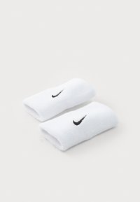 Biele bavlnené náramky na zápästie s textúrovaným povrchom, na každom z nich sa nachádza malé čierne logo Nike. Mäkke a elastické pre pohodlie a dobré nosenie.