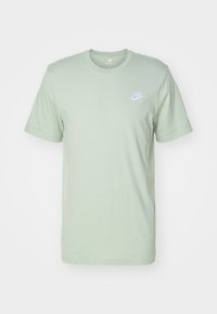 Ljusgrön kortärmad Nike T-shirt med rundad halsringning och vit Nike-logga på vänster bröst.