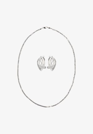 Zilveren sieraadset met een delicate ketting en bijpassende oorbellen. De oorbellen zijn bladvormig met kleine heldere steentjes.