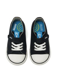 Scarpe da ginnastica nere con suole in gomma bianche, punta tonda, lacci a contrasto e una fascia. All'interno presentano una soletta blu con un design a sole.