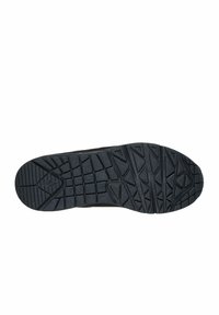 Czarna gumowa podeszwa buta z wyraźnym teksturowanym wzorem, zawierająca kanciaste kształty i głębokie rowki dla lepszej przyczepności i stabilności.