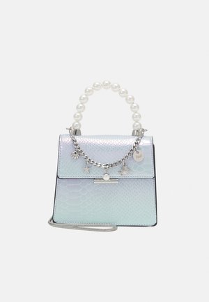 Pequeño bolso iridiscente con asa de perlas falsas, cadena plateada adornada con dijes de temática oceánica y un patrón texturizado de escamas.