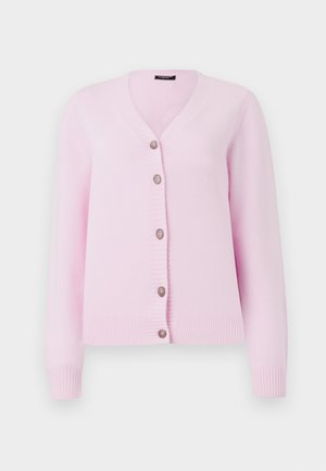 Roze cardigan met een V-hals, lange mouwen, geribde zoom en boorden, en vijf beige knopen aan de voorkant, gemaakt van zachte stof.