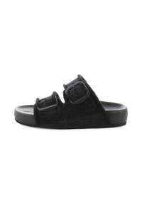 Zwarte slidesandalen met een gestructureerde bovenkant, twee verstelbare banden met gespen en een massieve zwarte rubberen zool.