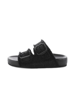 Sandales noires à slide avec un dessus texturé, deux sangles ajustables avec boucles et une semelle en caoutchouc noire solide.