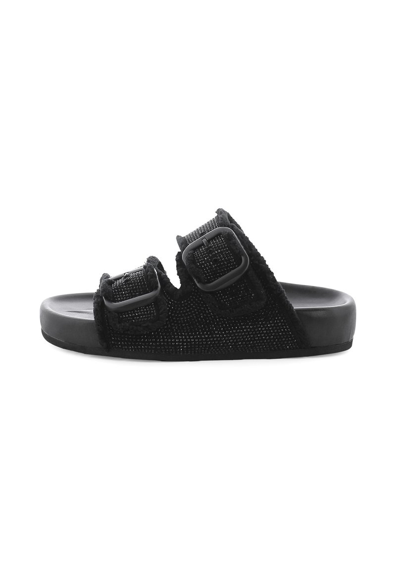Zwarte slidesandalen met een gestructureerde bovenkant, twee verstelbare banden met gespen en een massieve zwarte rubberen zool.