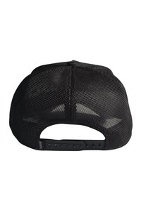 Cappellino da baseball in mesh nero con visiera curva, chiusura snapback regolabile e pannelli ventati per traspirabilità. Finitura in tessuto testurizzato.