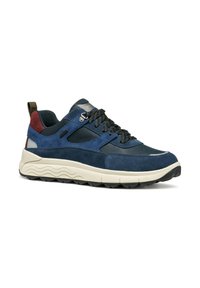 Sneaker in suede blu navy con accenti in rete nera, suola in gomma testurizzata e dettagli grigi. Presenta chiusura con lacci e un motivo di trazione sul tallone.