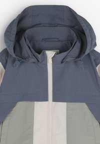 Veste colorée avec un design gris clair et vert olive. Fabriquée en tissu léger, avec une capuche et une fermeture éclair à l'avant.