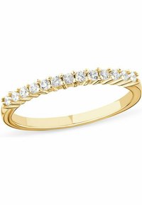 Anello in oro giallo con un design a bandola intrecciata, impreziosito da diamanti taglio rotondo posizionati lungo la parte superiore per ulteriore dettaglio e brillantezza.