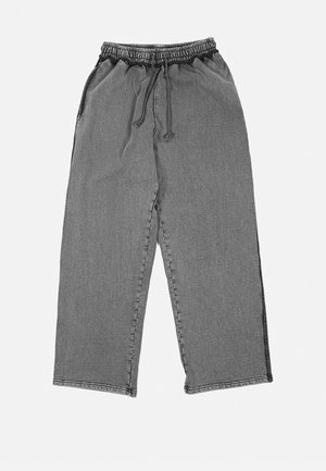 Pantalones grises de corte holgado con cinturilla elástica, detalle de cordón y textura sutil. Diseño de pierna recta con dobladillos cosidos.