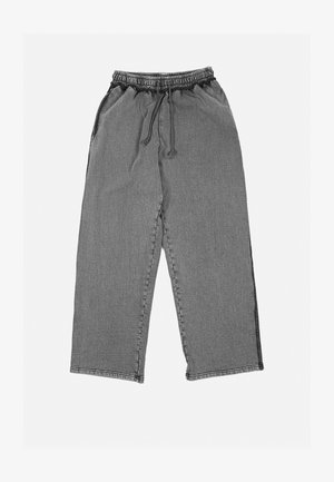 Sive, široke hlače s elastičnim pasom, detajlom vezice in subtilno teksturo. Hlače ravnega kroja s šivanim robom.