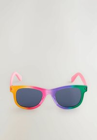 Solglasögon med en flerfärgad ram: orange, rosa, lila och grön. Mörka linser, rektangulär form och slank, plastkonstruktion.