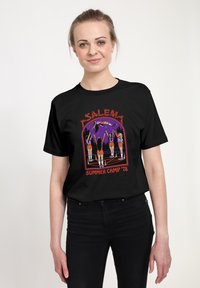 Schwarzes Baumwoll-T-Shirt mit einem lebendigen Grafikbild von vier Figuren, die unter einem lila und orangefarbenen Bogen feiern, mit dem Text "Ts Salem Summer Camp '78".