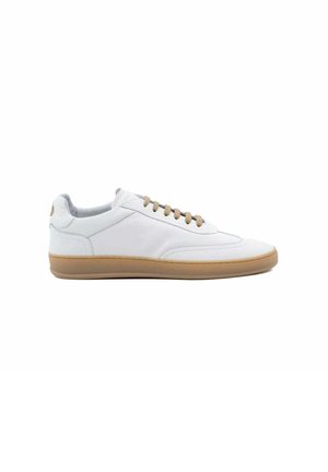 Sneaker bianca low-top con lacci beige e suola in gomma, vista di profilo su sfondo bianco.