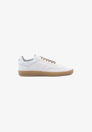 Sneaker bianca low-top con lacci beige e suola in gomma, vista di profilo su sfondo bianco.