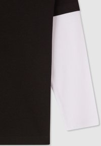 Czarna i biała koszula z długim rękawem z czarnym korpusem i białymi rękawami, wykonana z miękkiej bawełnianej tkaniny, z kontrastowym wzorem kolorystycznym.