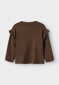 Brązowy sweter robiony na drutach z rękawami o długości trzech czwartych, z falbaniastymi akcentami na ramionach i szerokim dekoltem, o miękkiej fakturze.