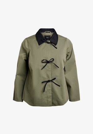 Oliven grøn jakke med en sort krave, tre sorte sløjfer til lukning og lange ærmer. Glat tekstur med en afslappet form og design.