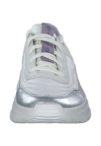 Weißer Sneaker mit silbernen Akzenten, aus strukturiertem Leder und Mesh-Obermaterial, runder Zehenpartie und weißen Schnürsenkeln. Lila Branding auf der Zunge.