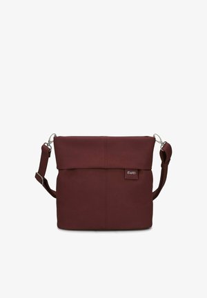 Borsa a tracolla in pelle color granata con tracolla regolabile, patta superiore pieghevole, cuciture verticali e piccolo patch con logo "zwei" sul davanti.