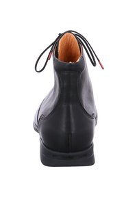 Schwarze Leder-Ankle-Boots mit runder Form, dünnen Schnürsenkeln und einem hellbraunen Innenfutter. Sie verfügen über dezente Nähte und eine flache Sohle.