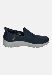 Marinefarbene Slipper mit einem strukturierten Mesh-Obermaterial und einer leichten weißen Sohle. Das Design verfügt über eine abgerundete Zehenpartie und minimalen Markenaufdruck.