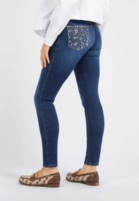 Guess Džínsy skinny fit - blau