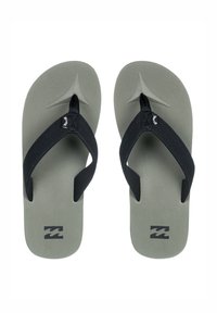 Grå flip-flops med en texturerad yta, svarta tygsandelband och en liten logotyp nära tårämnet. Lättviktig och enkel design.