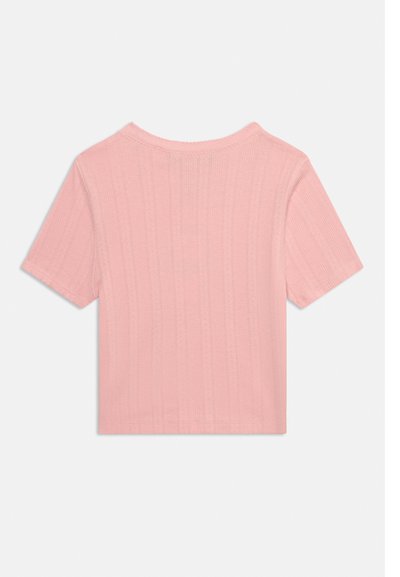 Ροζ πλεκτό τοπ με κοντά μανίκια και στρογγυλή λαιμόκοψη, εμφανιζόμενο από πίσω σε λευκό φόντο.