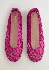 Paire de ballerines tissées rose vif avec un design tissé ouvert et des semelles intérieures beiges étiquetées "NEXT" taille 40, présentées sur fond blanc.