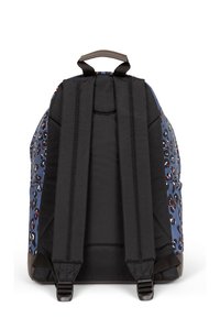 Mochila con tela azul con un patrón de estampado de leopardo, correas acolchadas negras y un asa en la parte superior para llevar.