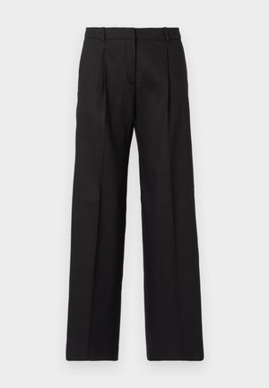 Juodos pritaikytos kelnės su tiesiomis kojomis, turinčios aštrius raukšles ir lygų paviršių. Pagamintos iš lengvos medžiagos.