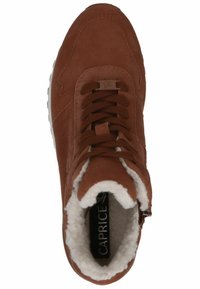 Sneaker in suede marrone con finitura texturizzata, fodera in pile, lacci frontali e suola in gomma bianca. Presenta un'etichetta del logo sulla linguetta.