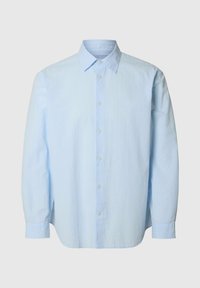 Camisa de manga larga de color azul claro con un patrón texturizado, cuello abotonado y botones en la parte delantera, con un corte relajado y puños con un detalle a rayas.