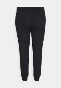 Schwarze Jogginghose mit geripptem Bund und elastischen Bündchen, zwei hinteren Taschen und einer glatten, matten Textur.