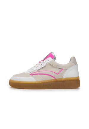 Sneakers met een beige, witte en roze kleurenschema. Voorzien van een gestructureerd bovenwerk, rubberen zool en metalen accenten.