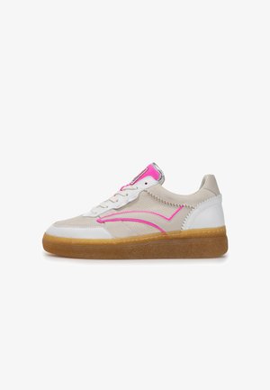 Sneakers met een beige, witte en roze kleurenschema. Voorzien van een gestructureerd bovenwerk, rubberen zool en metalen accenten.