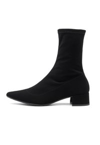 Stivaletto nero realizzato in tessuto elastico con punta affusolata, tacco corto a blocco e gambale adattato con dettagli di cucitura a contrasto.