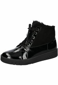 Bottines noires avec un avant en cuir verni brillant, un dessus en suède, un design à lacets et une semelle en caoutchouc noir texturé.