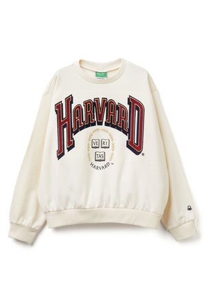 Sudadera crema con "HARVARD" en rojo oscuro y azul marino con acentos en blanco. Puños y dobladillo elásticos, gráfico centrado con diseño de corona de laurel.
