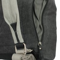 Borsa in tessuto grigio con finitura testurizzata, dotata di tasca con zip, spallacci grigio chiaro e dettagli in metallo scuro.