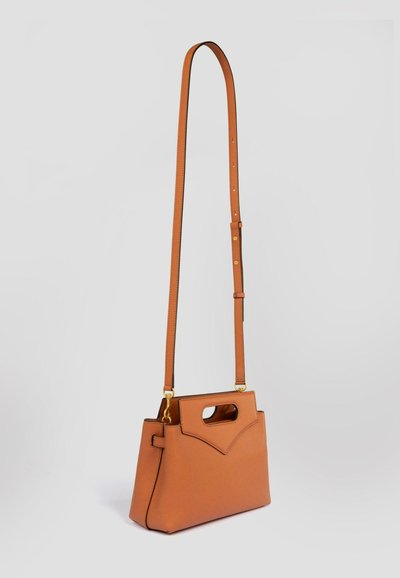 Borsa a mano in pelle marrone con un design strutturato e angolare. Presenta una maniglia superiore, una tracolla regolabile e dettagli in hardware dorato.