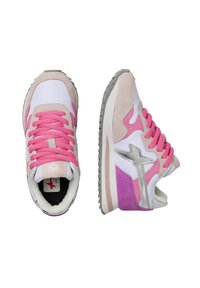 Sneakers con una toma superiore in rete bianca, elementi in suede rosa, suola in gomma grigia e lacci rosa. Presentano un logo argentato e un interno imbottito.